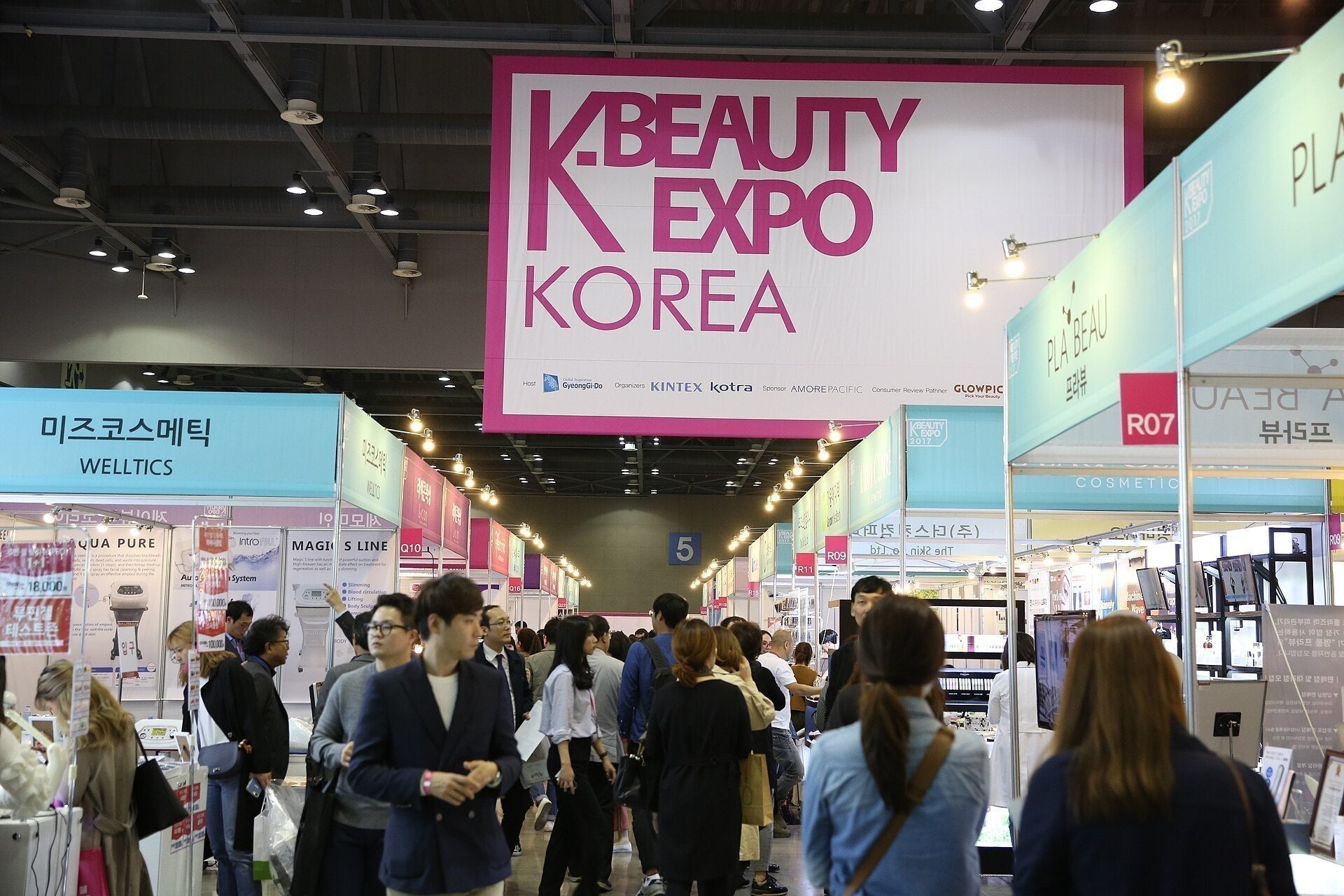 K-Beauty en France : visiteurs au K-Beauty Expo Korea explorant les cosmétiques coréens.